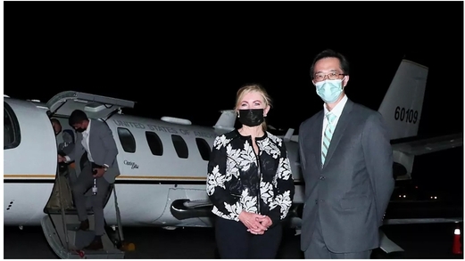 نائبة أمريكية تصل إلى تايوان بطائرة عسكرية في استفزاز جديد للصين