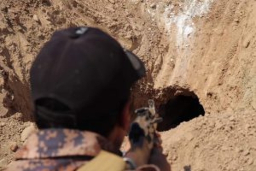 العراق.. الحشد الشعبي يسيطر على انفاق بداخلها قيادات من “داعش” جنوب الموصل