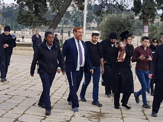 المتطرف “غليك” وعشرات المستوطنين يقتحمون الأقصى