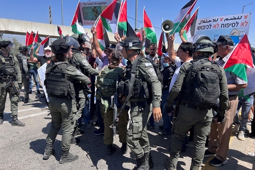 الاحتلال الصهيوني يقمع تظاهرة فلسطينية ضد تهجير أهالي قرية بالضفة المحتلة