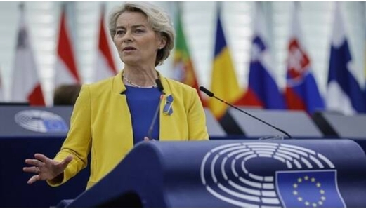 رئيسة المفوضية الأوروبية: من الضروري تزويد أوكرانيا بالأسلحة