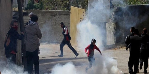 إصابة ثلاثة فتية فلسطينيين برصاص الاحتلال والعشرات بالغازات في الضفة