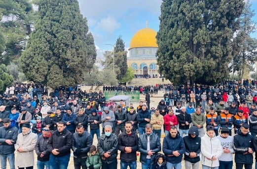 60 ألف فلسطيني يؤدون صلاة الجمعة في رحاب الأقصى رغم تشديدات العدو الصهيوني