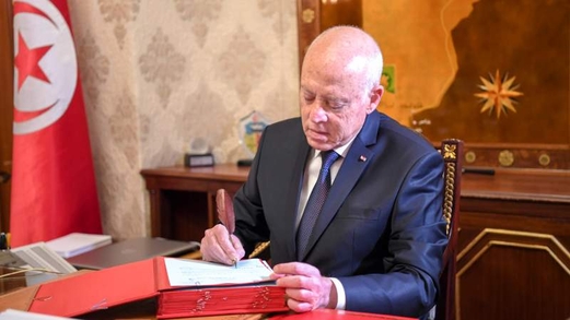 سعيّد يصدر مرسوما يقضي بالسجن 5 سنوات على كل من ينشر “أخبارا كاذبة”