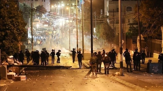 إصابة شاب فلسطيني بالرصاص الحي وآخرون بالاختناق في بيت أمر بالخليل