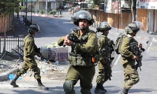 إصابات في مواجهات مع العدو الصهيوني واعتقال شاب والتنكيل بشقيقه في الخليل