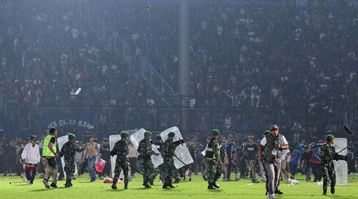 الرئيس الإندونيسي يعلن هدم ملعب كرة القدم الذي وقع فيه حادث التدافع المميت