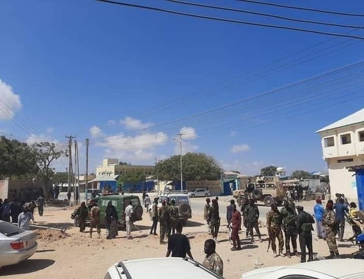 حركة “الشباب” تشنّ هجوماً على فندق جنوبي الصومال