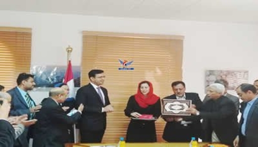 نائب وزير التخطيط يكرم الممثلة المقيمة لليونيسف