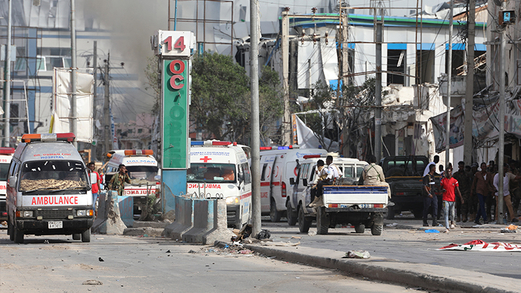 ارتفاع حصيلة ضحايا الهجوم بسيارتين مفخختين في مقديشو إلى 100 قتيل