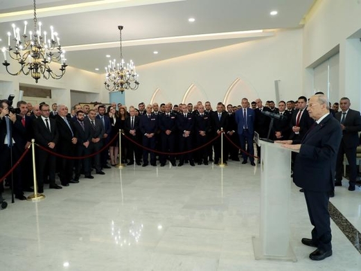 الرئيس عون يقيل الحكومة ويغادر القصر الرئاسي