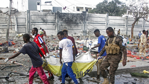 ارتفاع حصيلة ضحايا انفجار سيارتين مفخختين في مقديشو إلى 100 قتيل