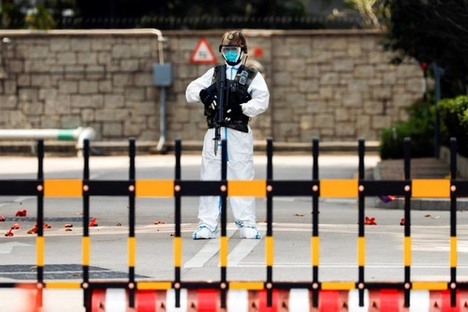 السلطات الصينية تغلق المنطقة المحيطة بأكبر مصنع للهواتف في العالم