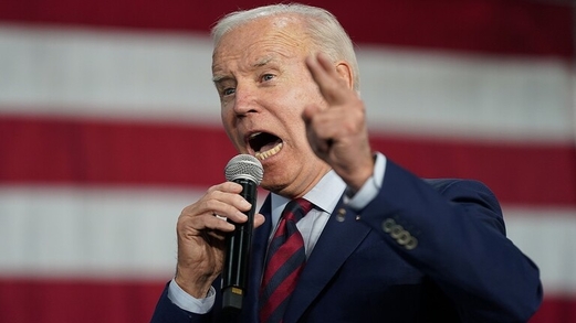 بايدن يصف افغانستان بـ “مكان نسيه الله” ويلوح “بالبندقية” في وجه الركود في أمريكا