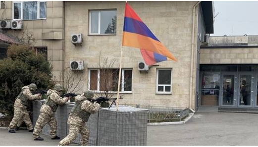 أرمينيا وأذربيجان تتبادلان الاتهامات بقصف على الحدود