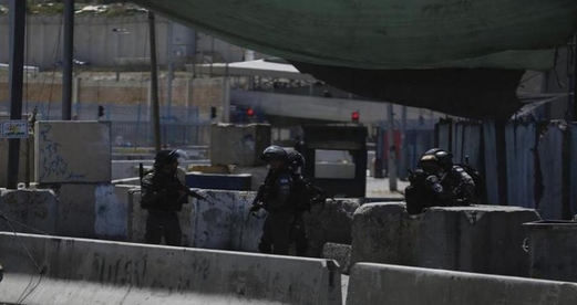 العدو الصهيوني يغلق حاجز قلنديا العسكري شمال القدس المحتلة