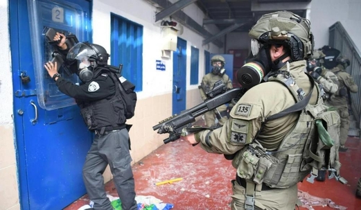 سجانو العدو يعتدون على معتقلين داخل محكمة “عوفر” العسكرية