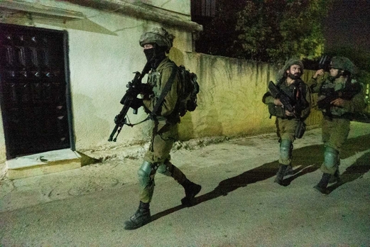 قوات العدو تشن حملة مداهمات بالضفة وتعتقل 10 فلسطينيين