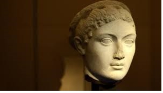 مصر تكتشف نفق قد يقود إلى قبر كليوباترا