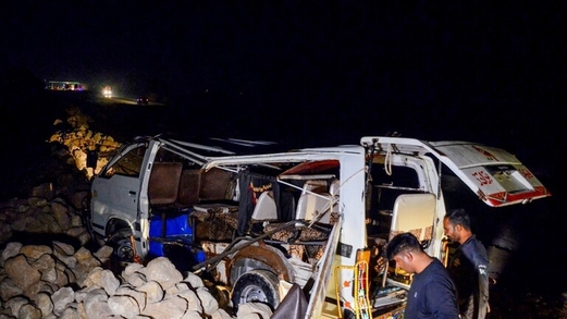 مصرع 20 شخصاً غالبيتهم أطفال جراء تحطم حافلة بسبب الفيضانات جنوب باكستان