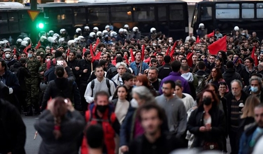 إحراق العلم الأميركي خلال مسيرات إحياء ذكرى انتفاضة “البوليتكنيك” في أثينا