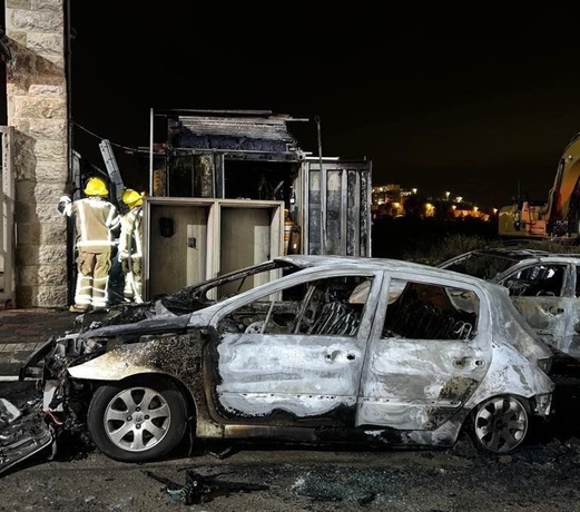 متطرفون صهاينة يحرقون مركبات الفلسطينيين ويخطون شعارات معادية بالقدس المحتلة