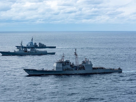 الجيش الصيني يُبعد طراداً أمريكياً مسلحاً وتتهم واشنطن “بصنع مخاطر أمنية”