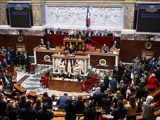 إقرار ميزانية 2023 في فرنسا بلا تصويت