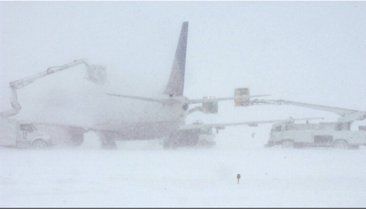 السلطات الأمريكية تلغي آلاف الرحلات الجوية جراء العواصف الثلجية