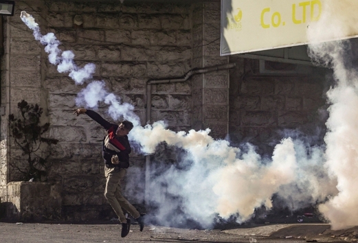 إصابات بالرصاص المعدني والاختناق إثر قمع العدو لمسيرتين في كفر قدوم و بيت دجن