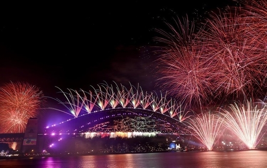 العالم يستقبل عام 2023 بعد سنة مضطربة