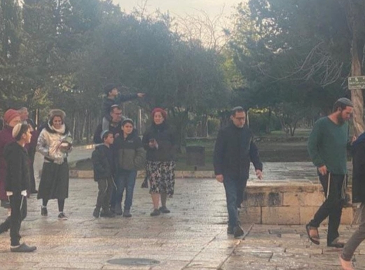 مستوطنون يقتحمون باحات الأقصى وينفذون طقوساً قرب باب الرحمة