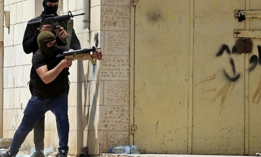 مقاومون فلسطينيون يستهدفون حاجز “الجلمة” غرب جنين بعبوة شديدة الانفجار