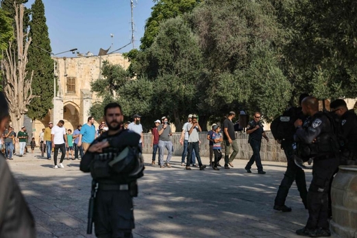 مستوطنون يجددون اقتحام الأقصى بحماية قوات العدو الصهيوني