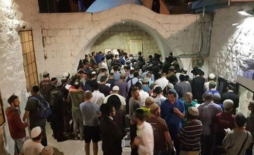 إصابة ثلاثة فلسطينيين في اشتباكات مسلحة خلال اقتحام مستوطنين لقبر يوسف بنابلس