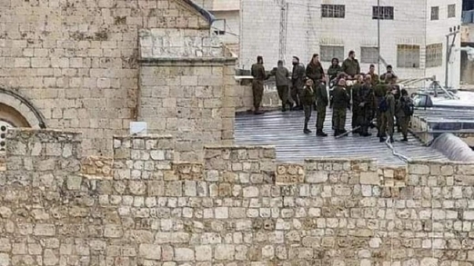 مستوطنون صهاينة يقيمون حفلا استفزازيا في محيط الحرم الإبراهيمي بالخليل