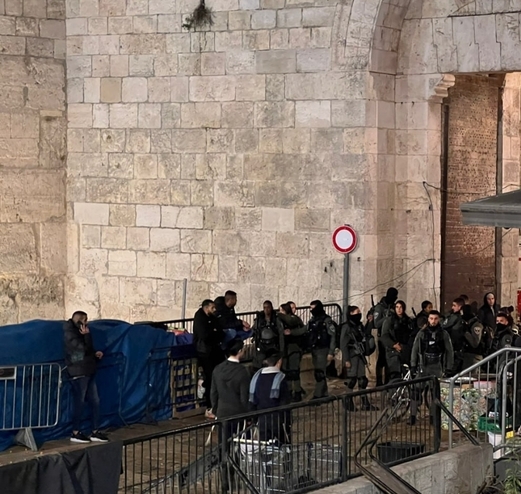 قوات العدو تعتدي على الفلسطينيين في باب العامود بالقدس