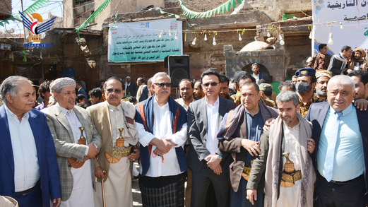 رئيس الوزراء يزور عدداً من المعالم الدينية والتاريخية بمدينة صنعاء القديمة