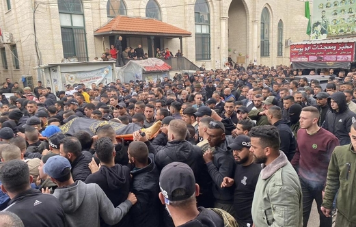  ألاف الفلسطينيين يشيعون جثمان الشهيد السعدي في جنين