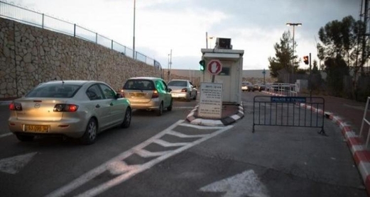 العدو الصهيوني  يغلق حاجز بيت إكسا ويمنع الدخول والخروج من القرية