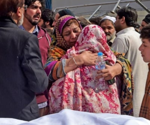 السلطات الباكستانية تعتقل 23 مشتبهاً بهم بعد انفجار مسجد بيشاور