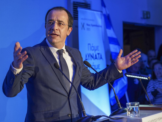 قبرص تختار رئيسا جديدا في سباق يشهد تنافسا محموما