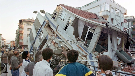 زلزال بقوة 7.4 درجات يخلف العشرات من القتلى والجرحى جنوب تركيا