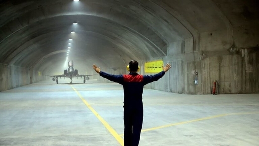 الجيش الإيراني يكشف عن قاعدة جوية تحت الأرض