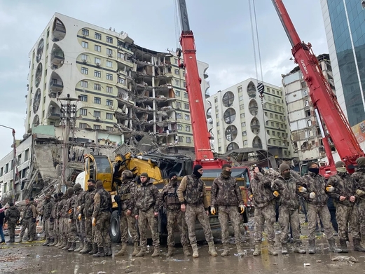 حصيلة ضحايا الزلزال في تركيا وسوريا تتجاوز الـ 8000 قتيلاً و37 ألف جريح