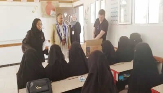 فريق برنامج الأغذية يطلع علی آلية توزيع الوجبة المدرسية بمدينة المحويت