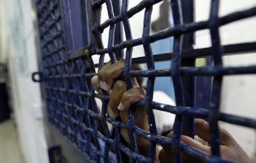 الأسرى الفلسطينيون يواصلون “العصيان” ويعتصمون في ساحات سجون العدو الصهيوني 