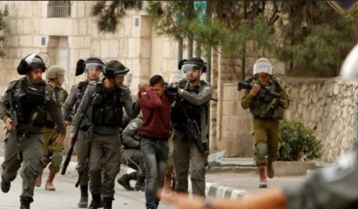 حملة اعتقالات واسعة في الضفة والقدس المحتلة بعد اقتحام منازل الفلسطينيين