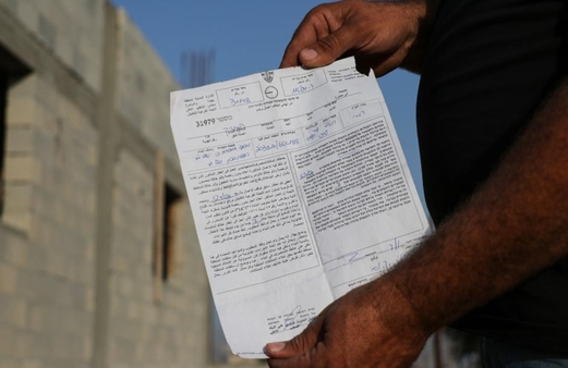سلطات العدو الصهيوني تخطر المواطنين الفلسطينيين بهدم منشآت سكنية بالضفة المحتلة