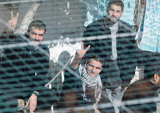 الأسرى يواصلون العصيان ضد إدارة سجون الاحتلال لليوم الـ 14 على التوالي